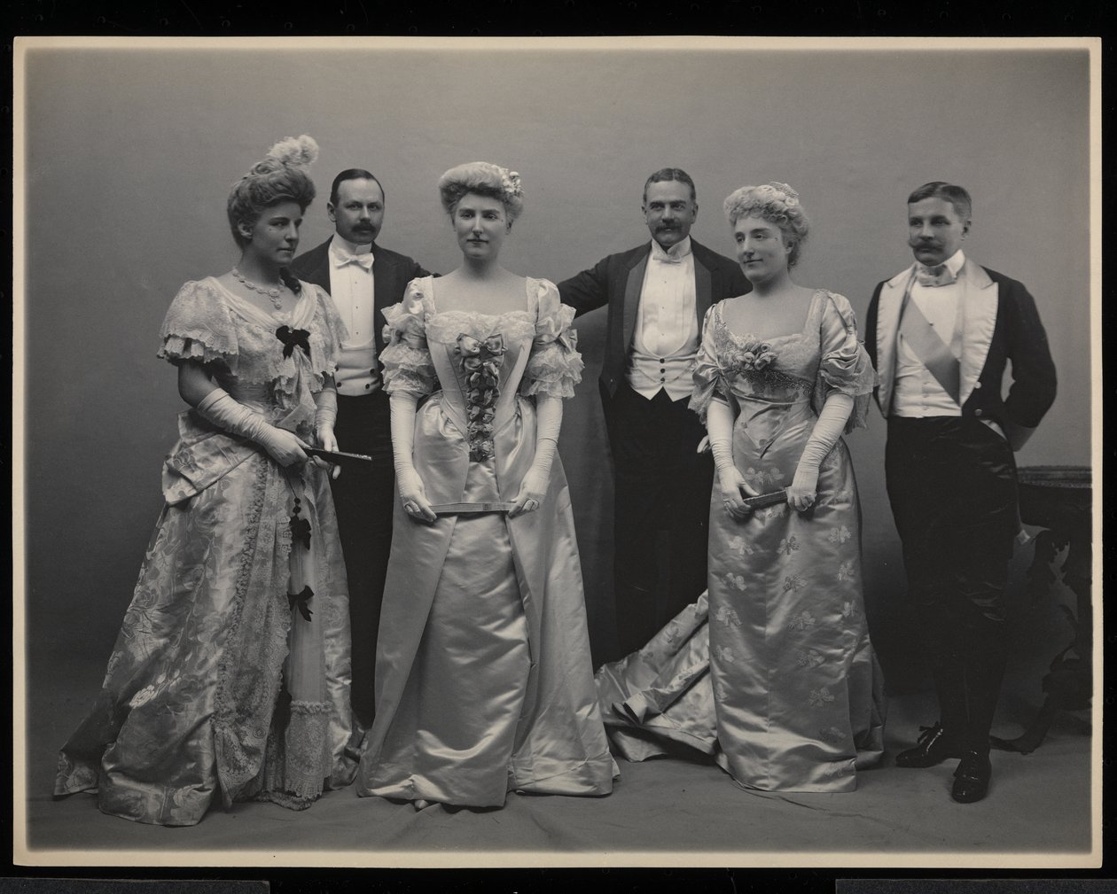 Groepsportret van Mrs. Douglas Robinson, Franklin Plumer, Miss Pauline Riggs, Mr. Charles Munn, Mrs. Garrick Riggs en Mr. Frederick Weeks op het James Hazen Hyde Bal, New York, 31 januari 1905 door Byron Company