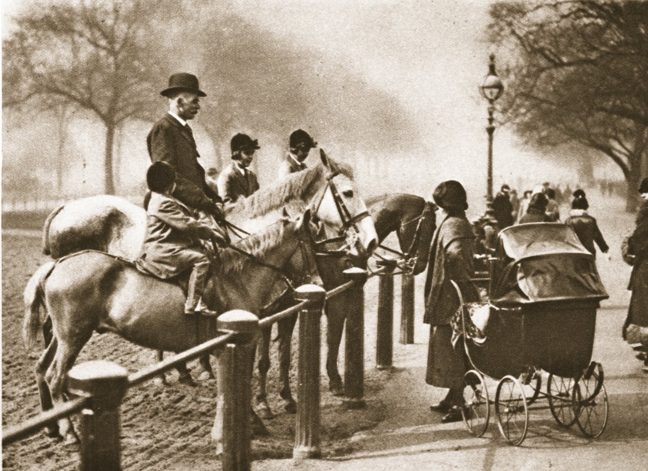 Een rijles in Rotten Row, uit Wonderful London, gepubliceerd 1926-27 door English Photographer