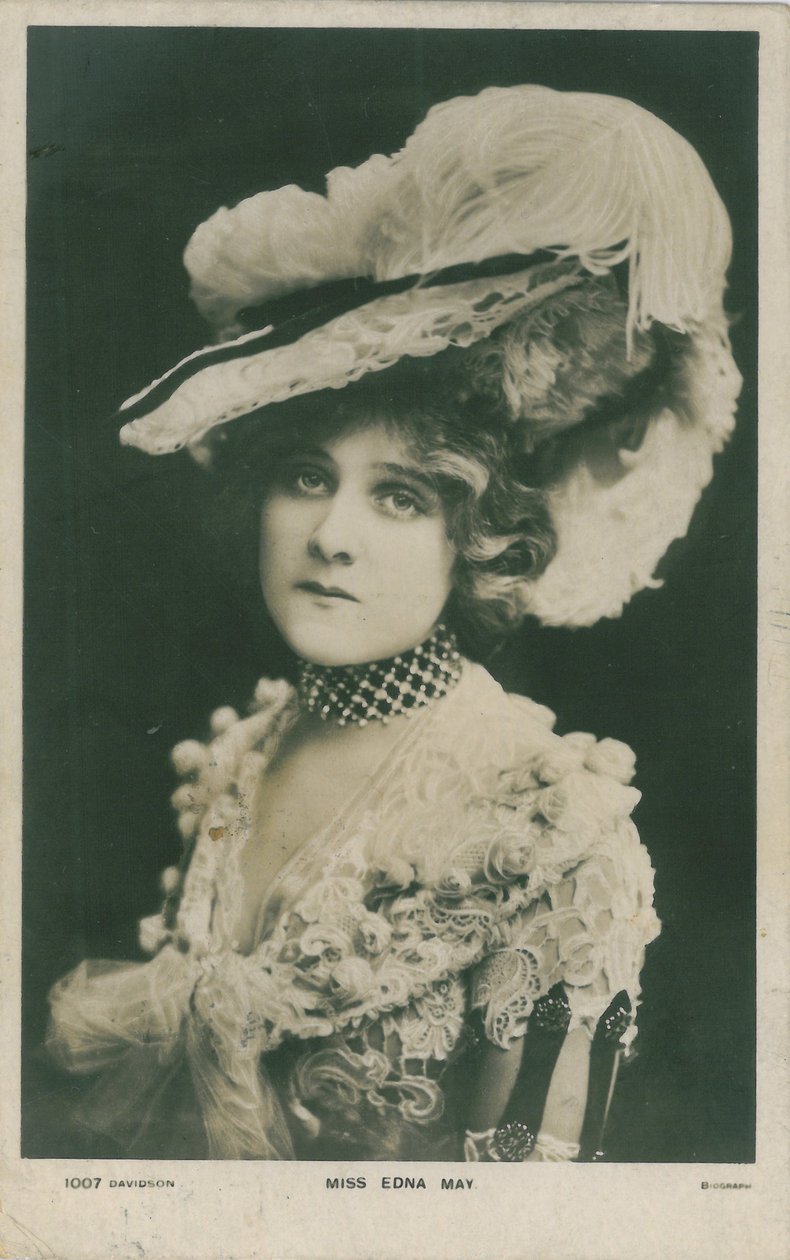 Beroemdheden van het podium: Miss Edna May, ca. 1903-08 door English Photographer