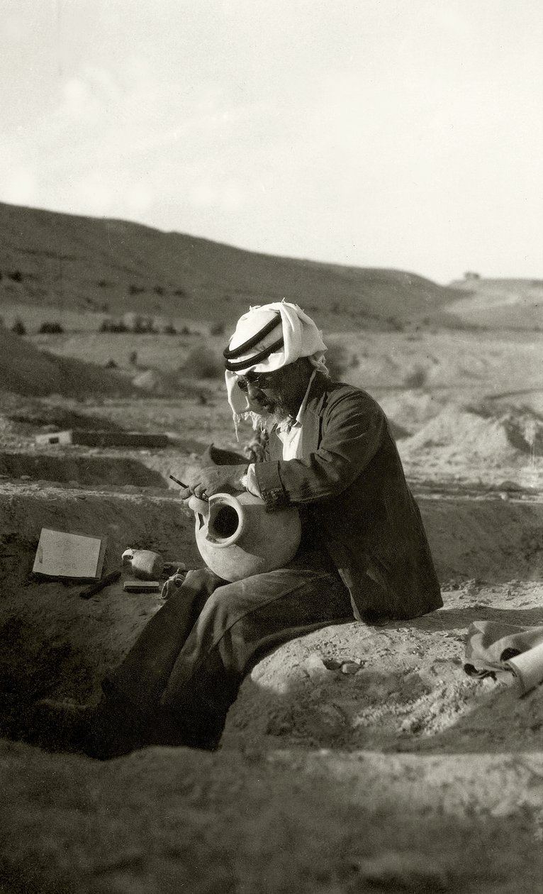 John Garstang bestudeert een Midden-Bronstijd kruik uit ca. 1800 v.Chr., 1930 door English Photographer