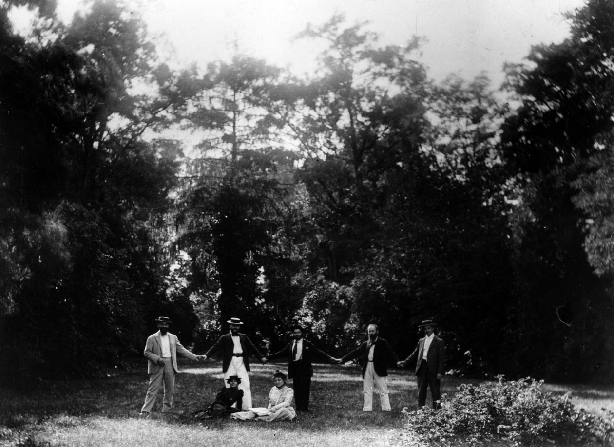 Groep vrienden hand in hand in de tuin van Le Relais, huis van de familie Natanson in Villeneuve-sur-Yonne, ca. 1899 door French Photographer