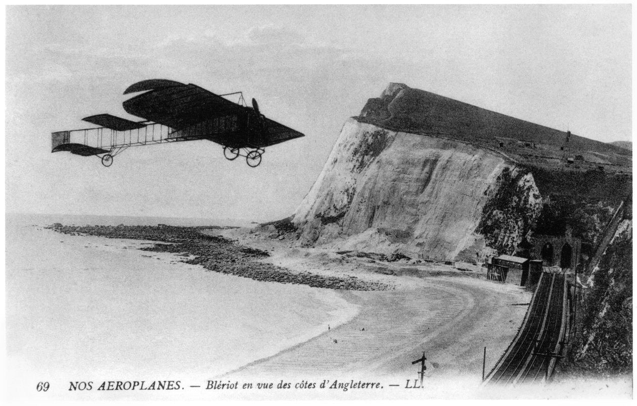 Louis Blériot (1872-1936) steekt het Kanaal over per vliegtuig, 25 juli 1909 door French Photographer