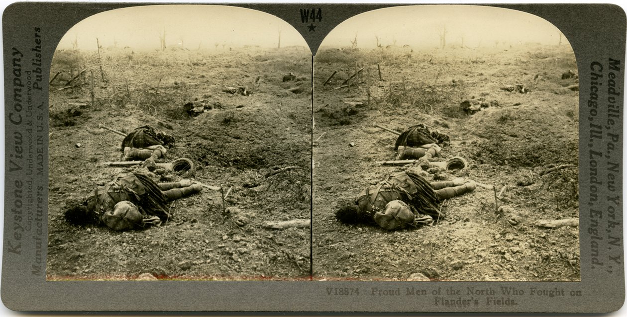 Horizontale, sepia stereokaart met een open veld met vier dode Schotse soldaten en verspreid puin. Keystone Stereograph nummer V18874 door Keystone View Company