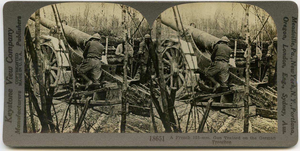 Horizontale, sepia stereokaart met drie Franse soldaten in uniform die werken met een 155mm veldartilleriekanon. Keystone Stereograph nummer 18651 door Keystone View Company