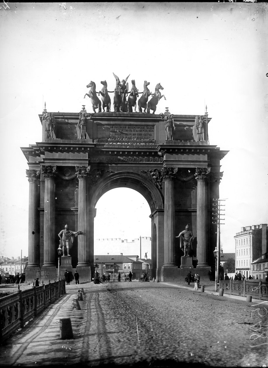 De Narva Poort, Sint-Petersburg, 1910 door Russian Photographer