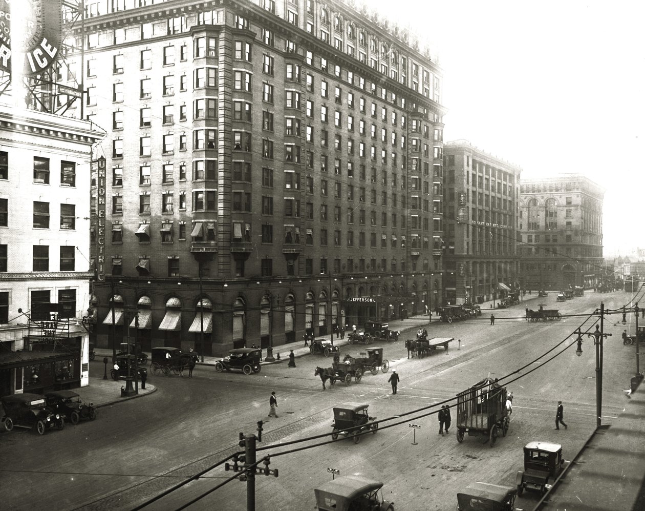 Jefferson Hotel en Union Electric gebouwen op de kruising van Twelfth en Locust Streets door Unknown