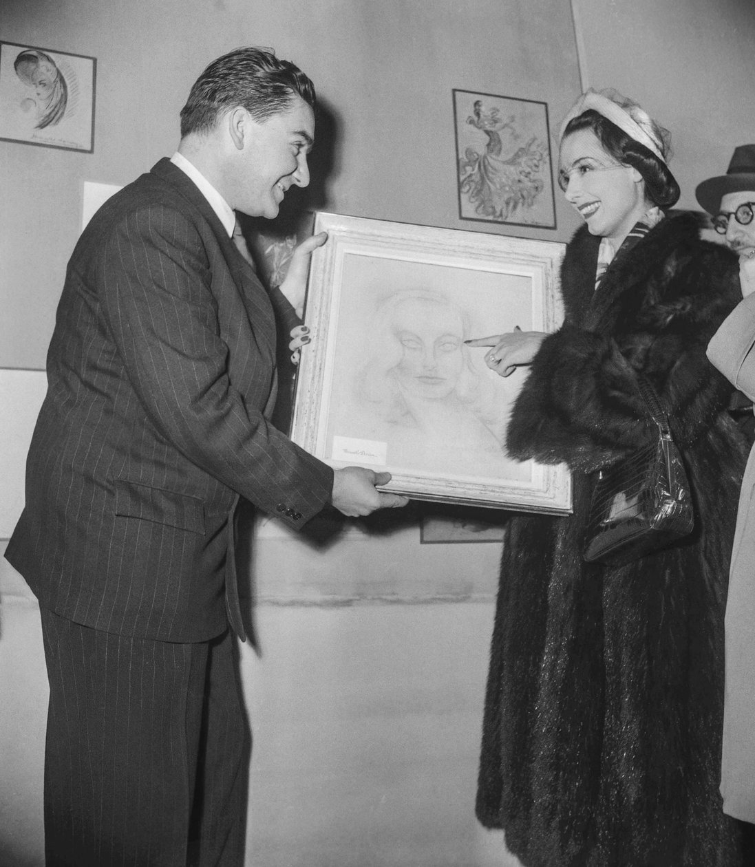 Kunsttentoonstelling (kunstwerken gemaakt door acteurs), in het Palais des Beaux Arts in Parijs, 16 December 1950: Franse Actrice Marcelle Derrien Toont Haar Canvas aan de Directeur van de Tentoonstelling door Unknown