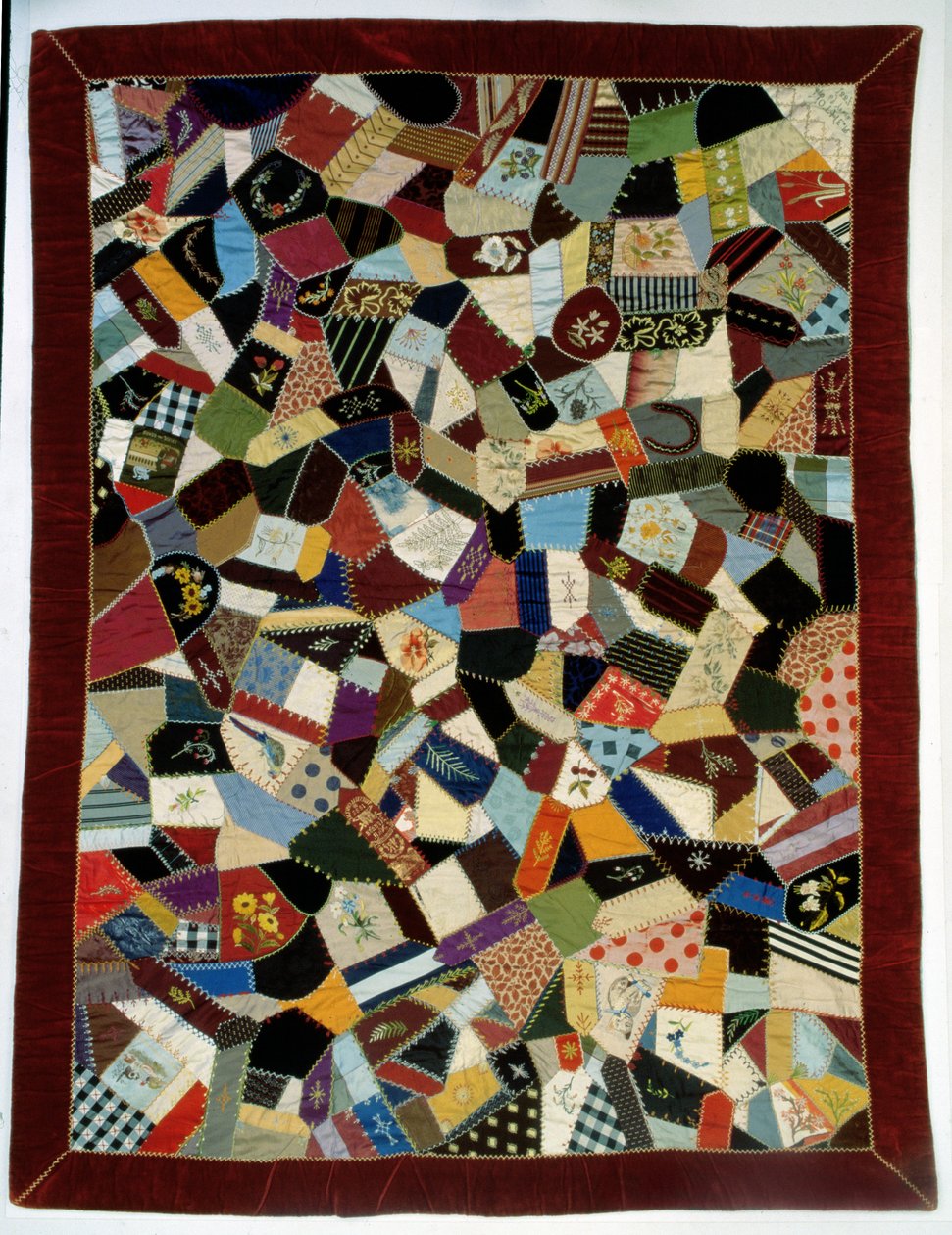Crazy quilt met het opschrift Moeder, 63 jaar in een hoek door Unknown