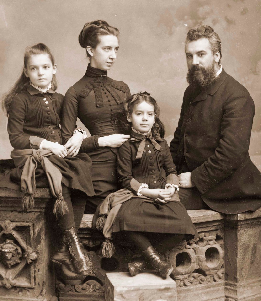 Portret van Alexander Graham Bell, zijn vrouw Mabel Gardiner Hubbard, en hun dochters Elsie en Marian door Unknown