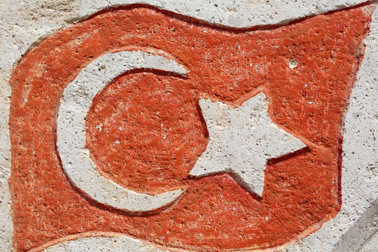 Turkse vlag gegoten in cement. door Unknown