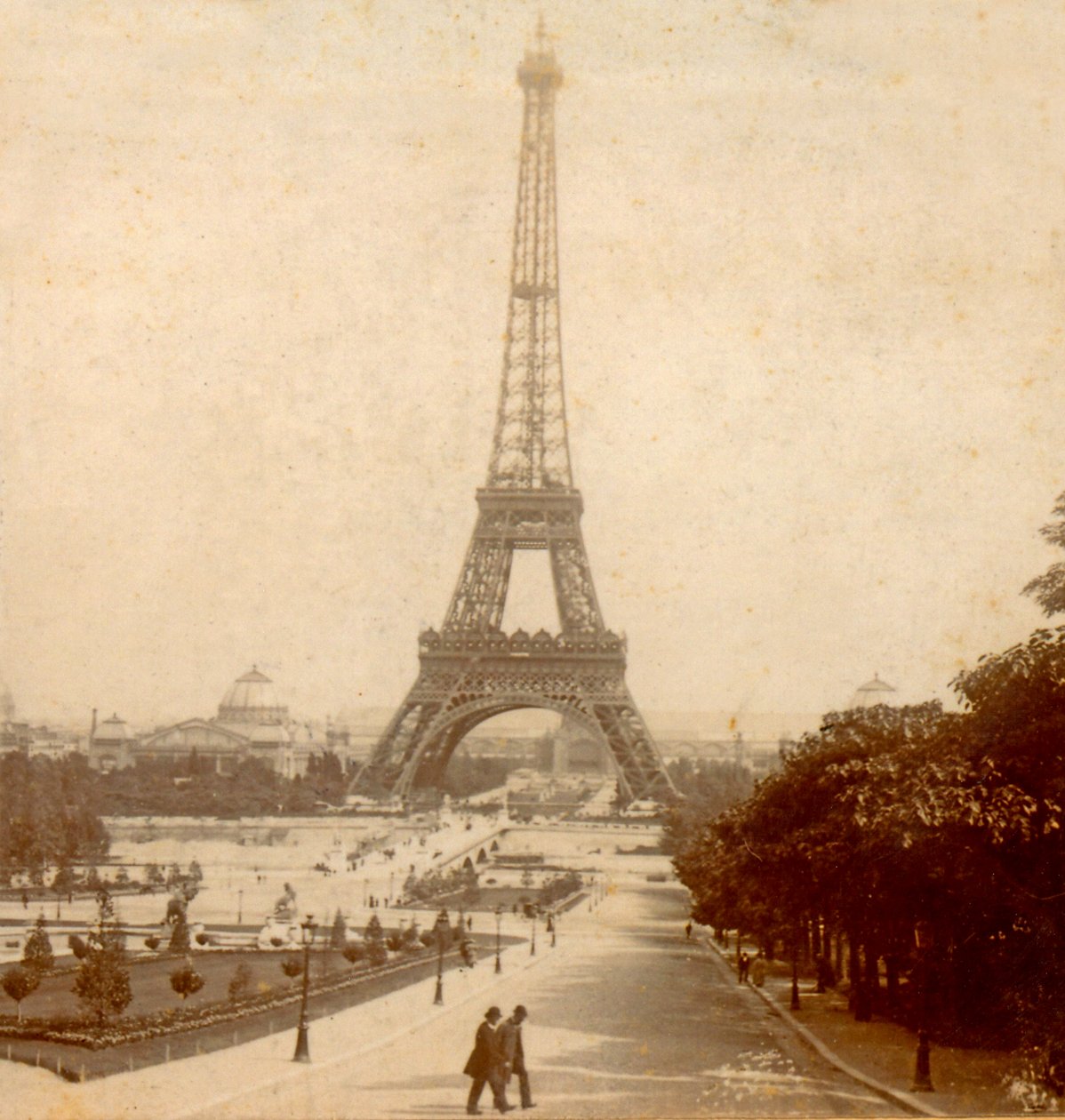 Uitzicht op de Eiffeltoren en Galerie des Machines vanuit Jardins du Trocadéro, Parijs, Frankrijk ca. 1889 door Unknown