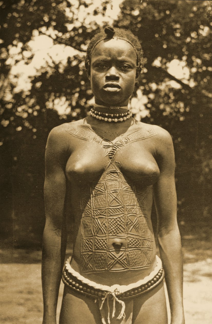 Vrouw uit Guinee met traditionele littekens, ca. 1905 door Unknown