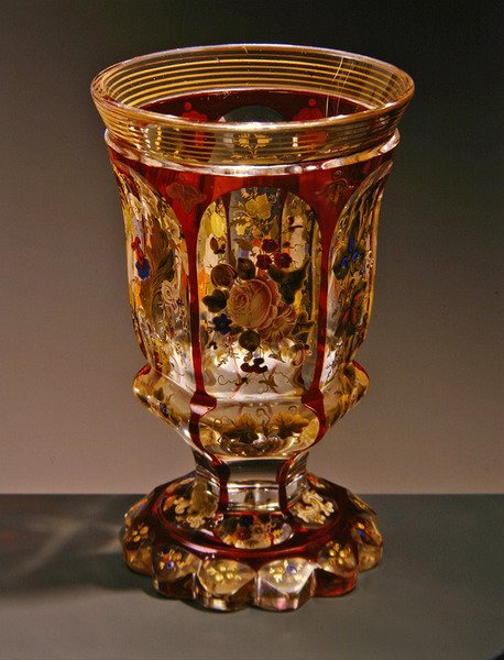 Beker met bloemendecoratie, uit de Harrach glasfabriek, c.1830-40 door Bohemian School