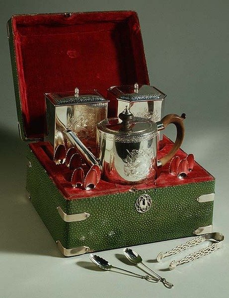 George III theeset in leren koffer, 1760-1820 door English School