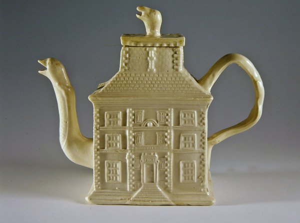 Witte theepot in de vorm van een huis, ca. 1750 door English School