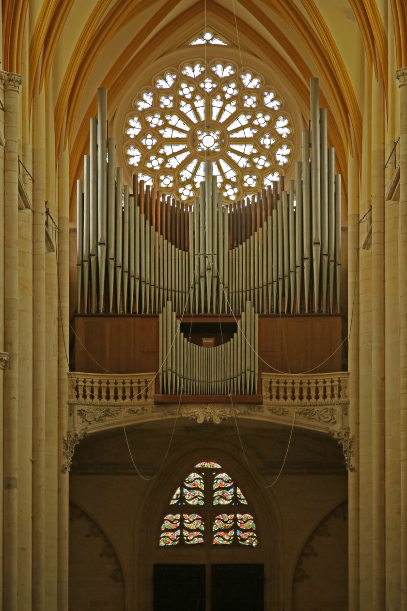 Westelijk roosvenster en orgel door French School