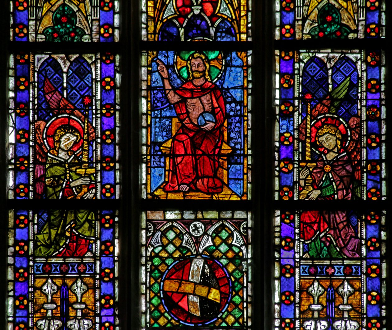Raam met afbeelding van Christus met twee engelen en kaarsen door French School