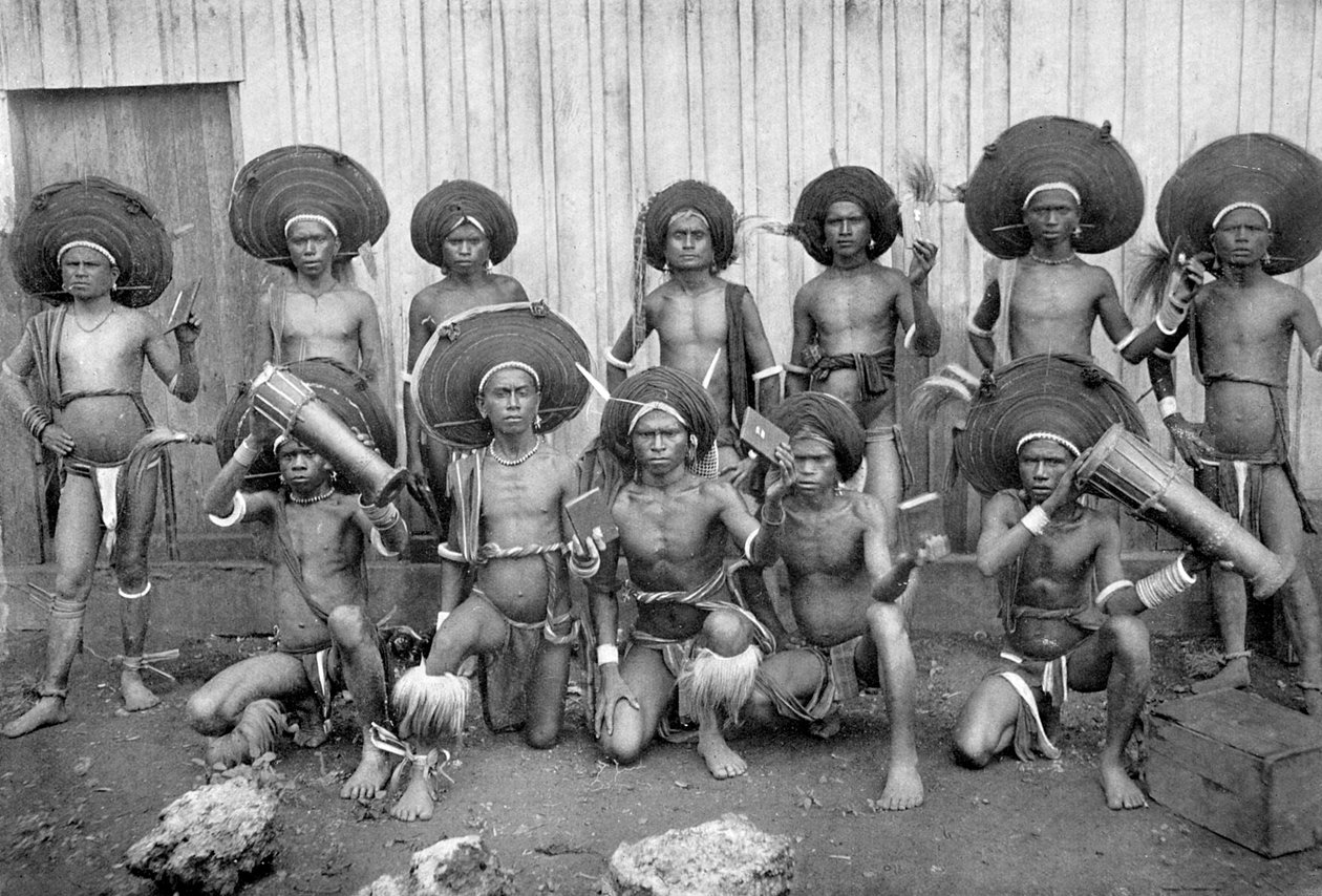 Inboorlingen van de Tanimbar-eilanden, Indonesië door A. E. Pratt