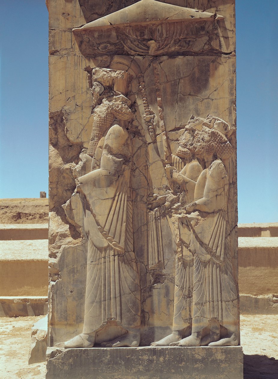 Reliëf dat Xerxes I (ca.519-465 v.Chr.) met twee bedienden afbeeldt door Achaemenid