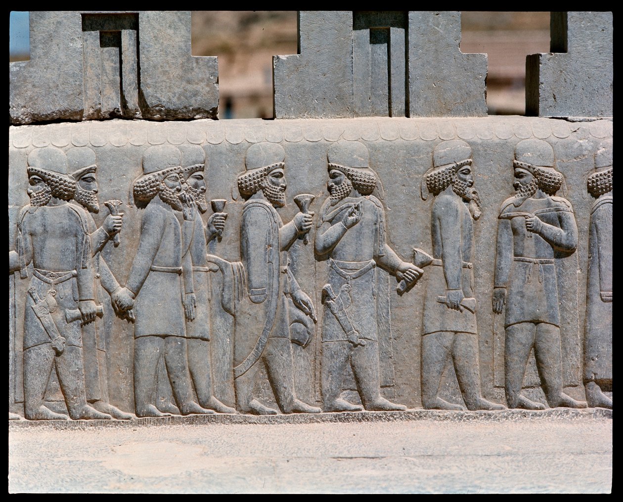Uitzicht op de reliëfs van de noordelijke trappen door Achaemenid