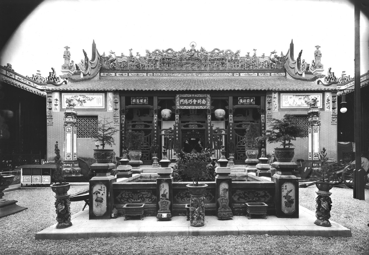 Het Chinese paviljoen op de Wereldtentoonstelling van 1889 in Parijs door Adolphe Giraudon