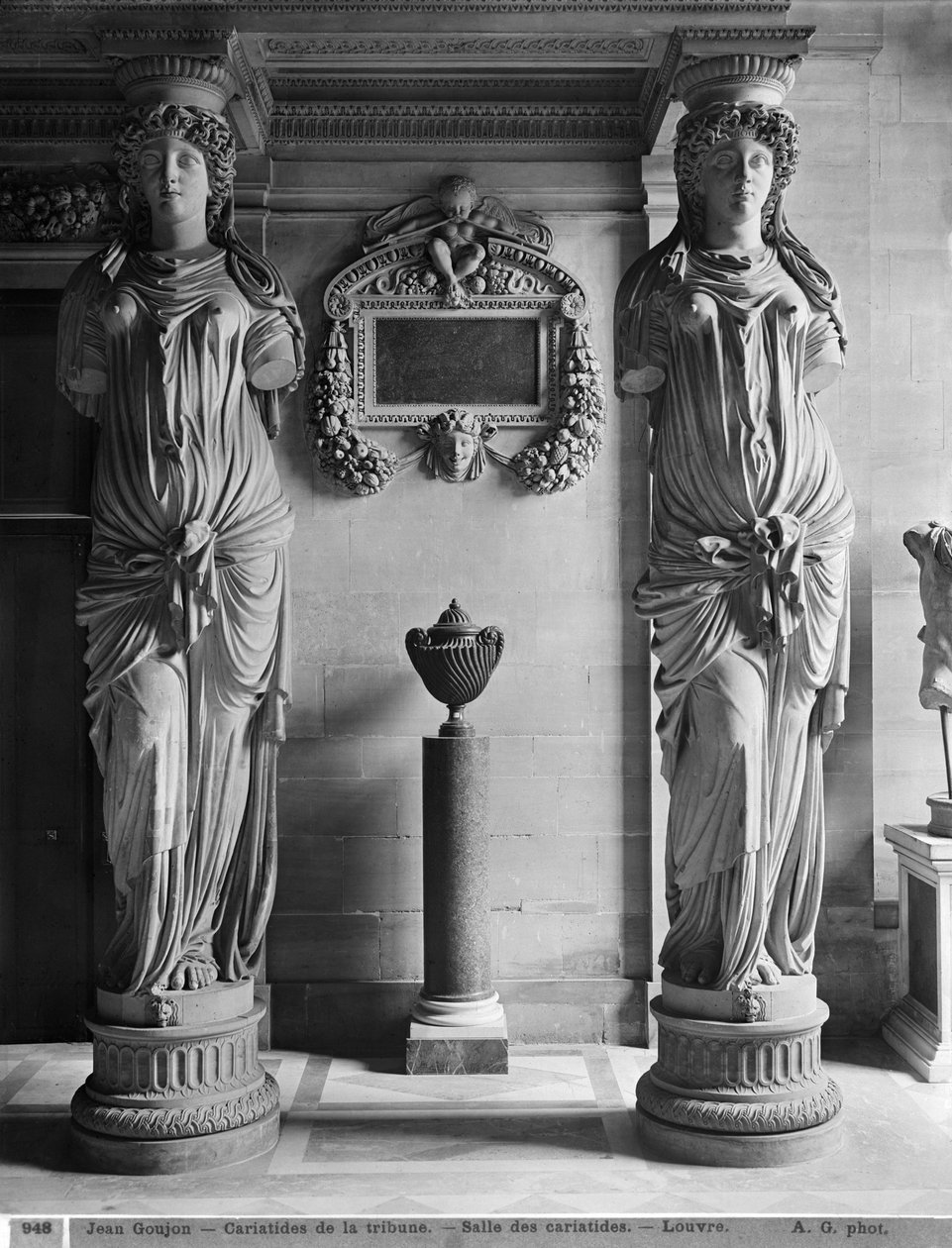 Uitzicht op twee kariatiden van de Kariatidentribune in het Louvre Museum, eind 19e eeuw door Adolphe Giraudon