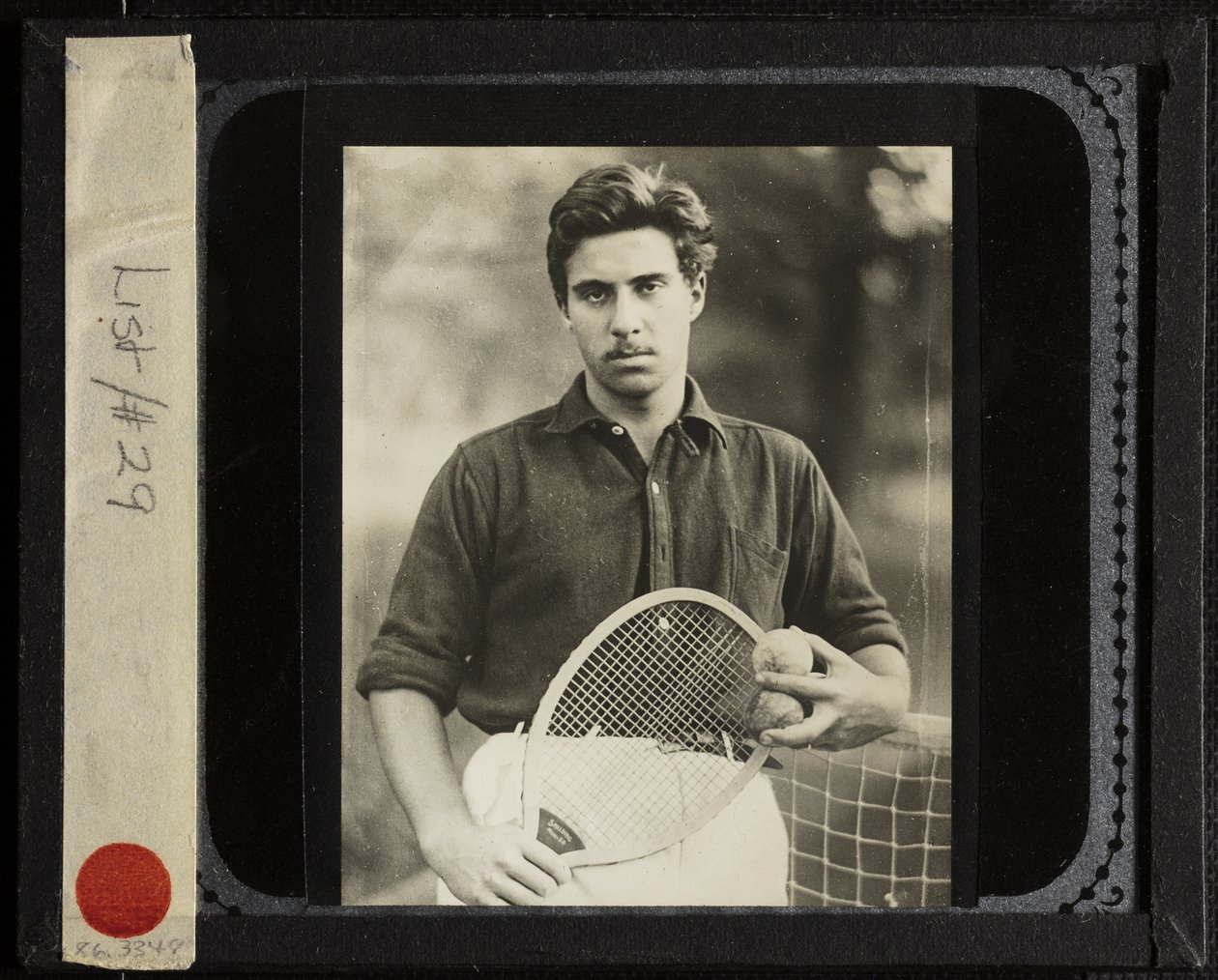 Zonder titel (neef Edward met tennisracket) door Alfred Stieglitz
