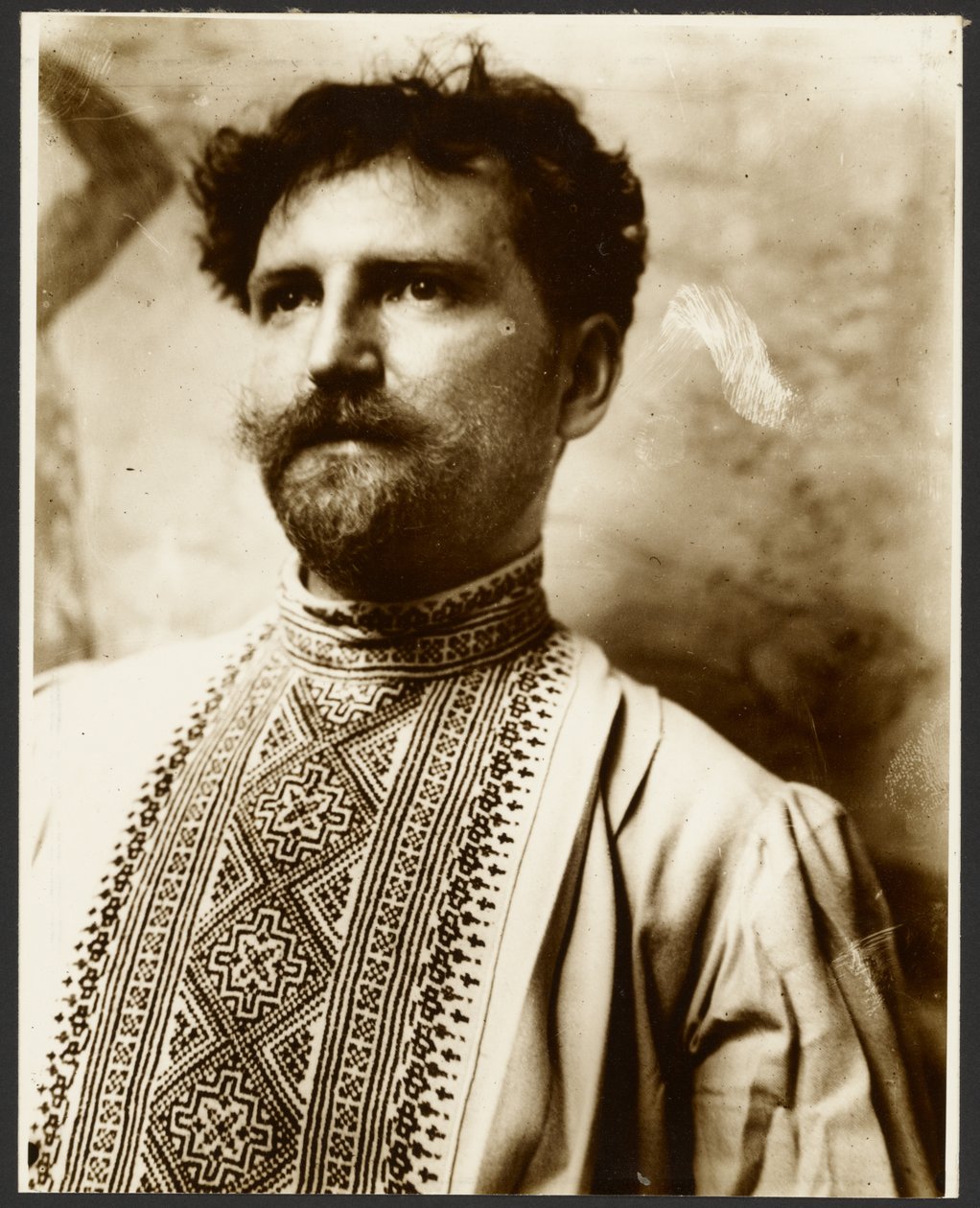 [Zelfportret in chique overhemd]. door Alphonse Maria Mucha