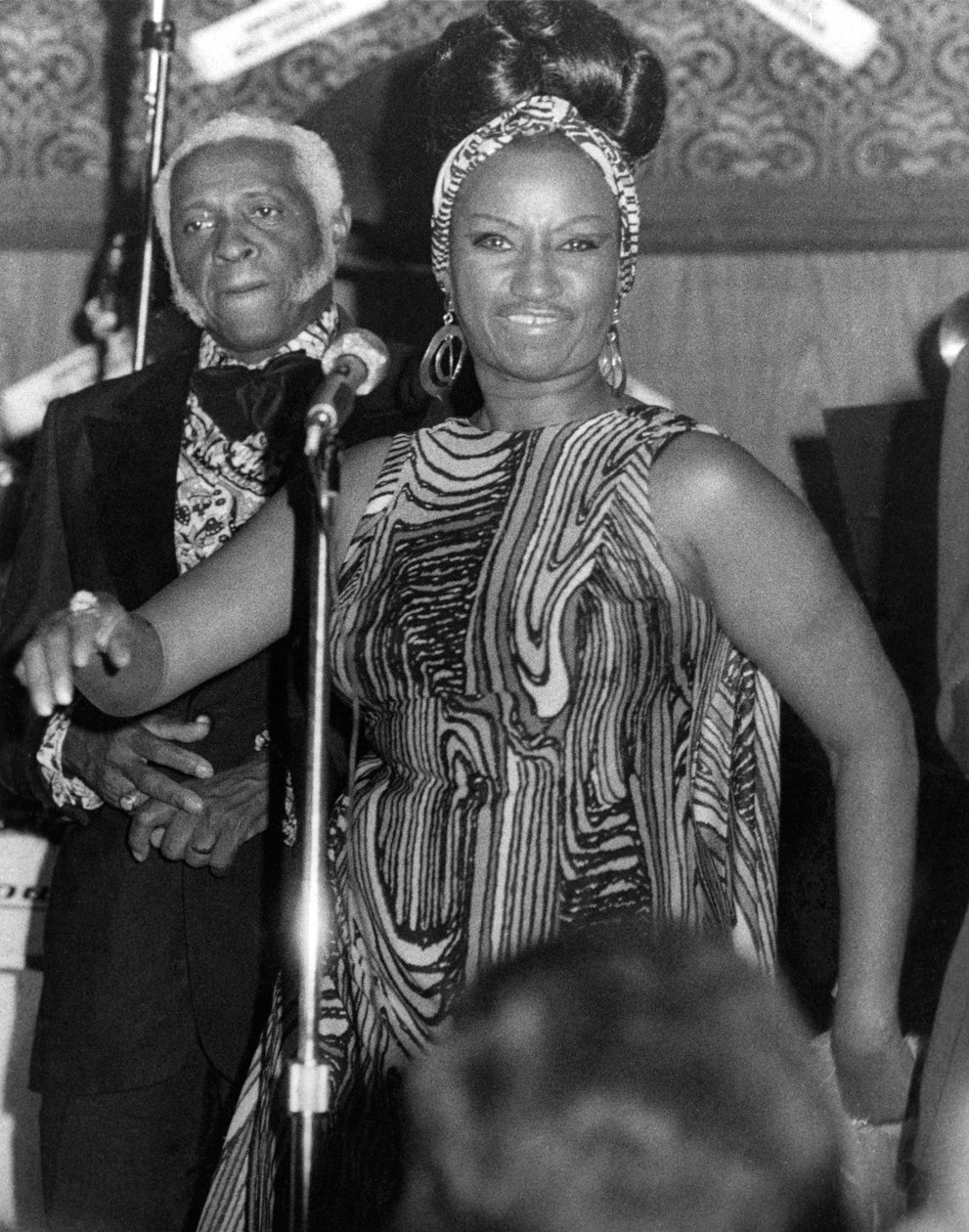 Celia Cruz op het podium, 15 juli 1976 door American Photographer
