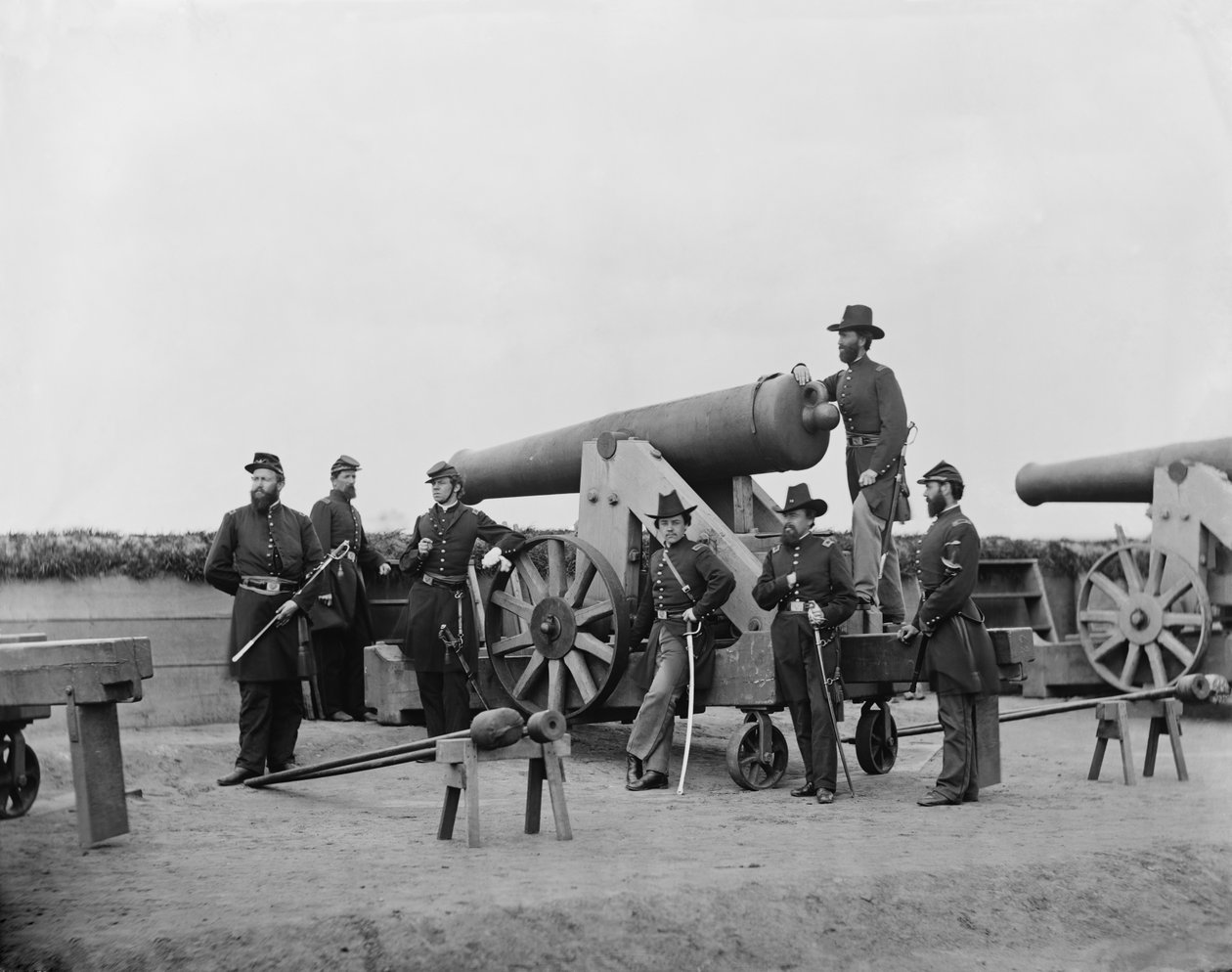 Officieren poseren met een zwaar kanon buiten Washington, D.C., ca. 1862 door American Photographer