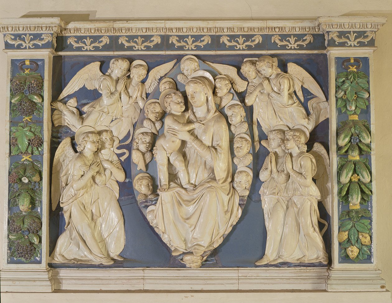 Madonna met Kind met Engelen door Andrea Della Robbia