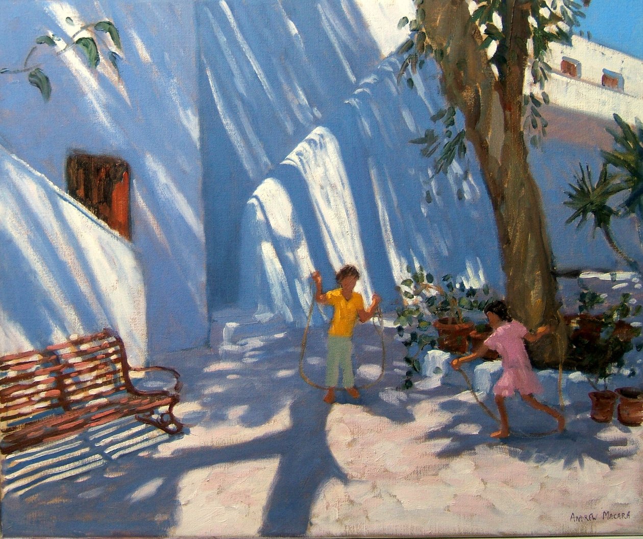 Twee meisjes aan het touwtjespringen, Mykonos door Andrew Macara