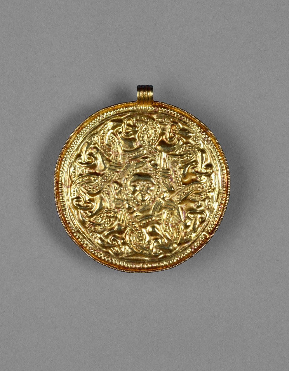 Bracteaat hanger, uit Faversham, Kent, Angelsaksisch (goud) door Anglo Saxon