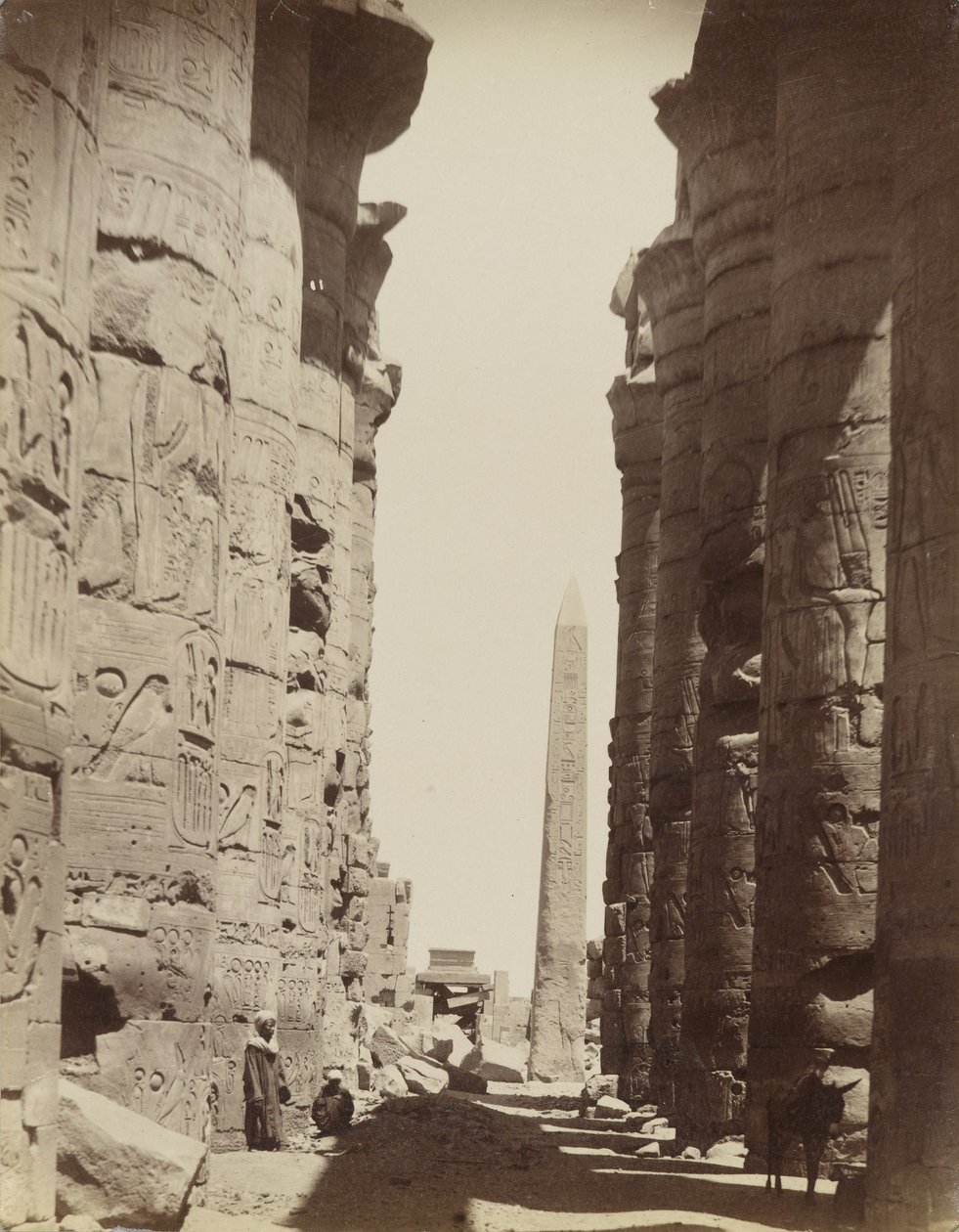 Zuilen en obelisk in Karnak door Antonio Beato