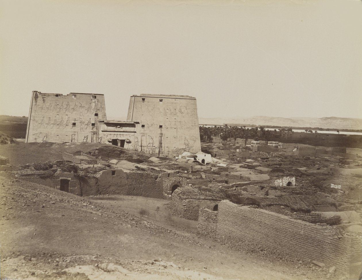Edfu, uitzicht op Pylon en Dorp door Antonio Beato