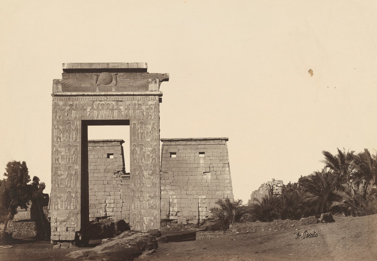 Karnak: Poort van Khonsu door Antonio Beato