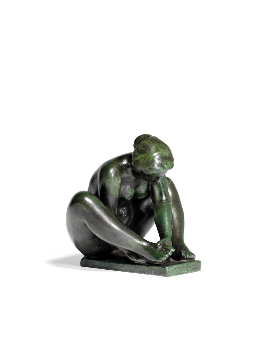 Hurkend meisje dat één voet vasthoudt door Aristide Maillol