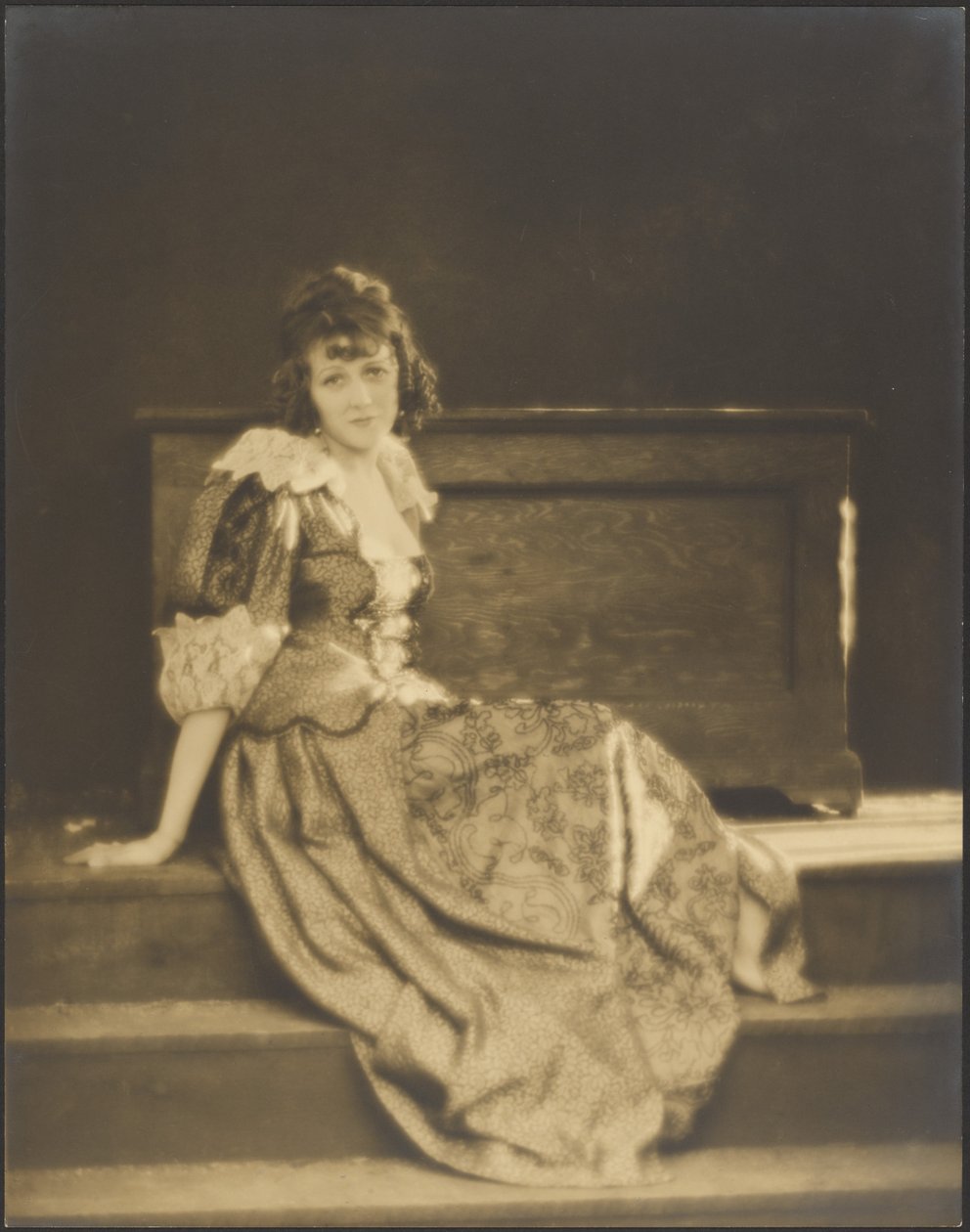 [Vrouw in boerenkleding]. door Arthur F. Kales