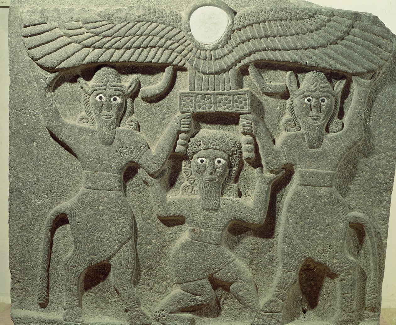 Reliëf met Gilgamesh tussen twee stierenmannen die een gevleugelde zonneschijf ondersteunen, uit Tell-Halaf, Syrië door Assyrian