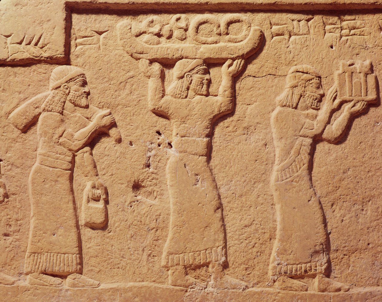 Reliëf dat dragers met geschenken afbeeldt door Assyrian