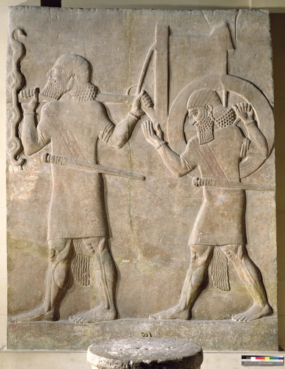 Reliëf met twee soldaten die de oorlogswagen van de koning dragen, uit het paleis van Sargon II, Khorsabad, Irak (gips) door Assyrian