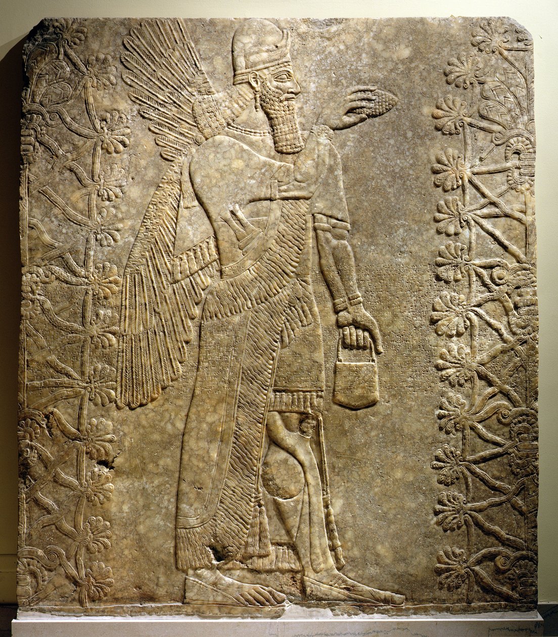 Gevleugelde genie, uit het Noordwestpaleis, Nimrud, Assyrië door Assyrian