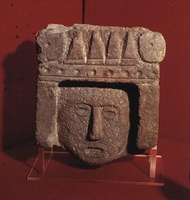Azteeks gebeeldhouwd hoofd door Aztec