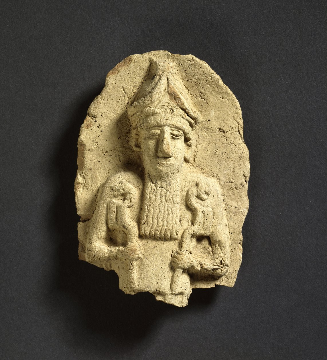Een god die een leeuwenkop-scepter in elke hand houdt, mogelijk Nergal, Oud-Babylonisch uit Kish, 3e millennium v.Chr. (aardewerk) door Babylonian