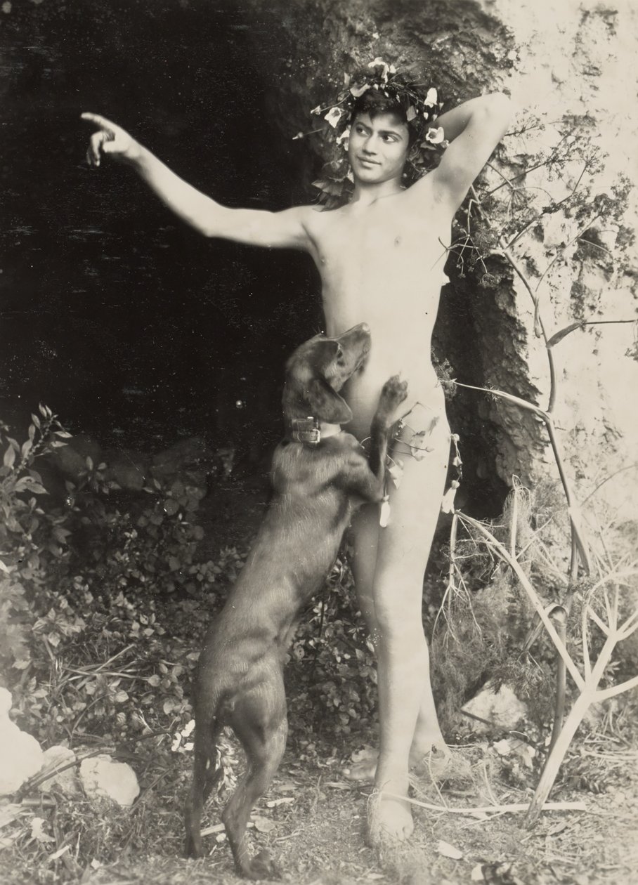 [Naakte jeugd met hond]. door Baron Wilhelm von Gloeden