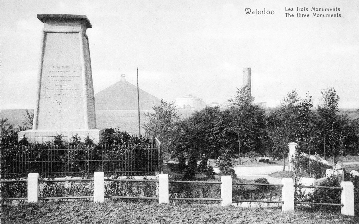 Drie monumenten opgericht ter herdenking van de Slag bij Waterloo, herdenkingsansichtkaart, ca. 1912 (fotolitho) door Belgian Photographer