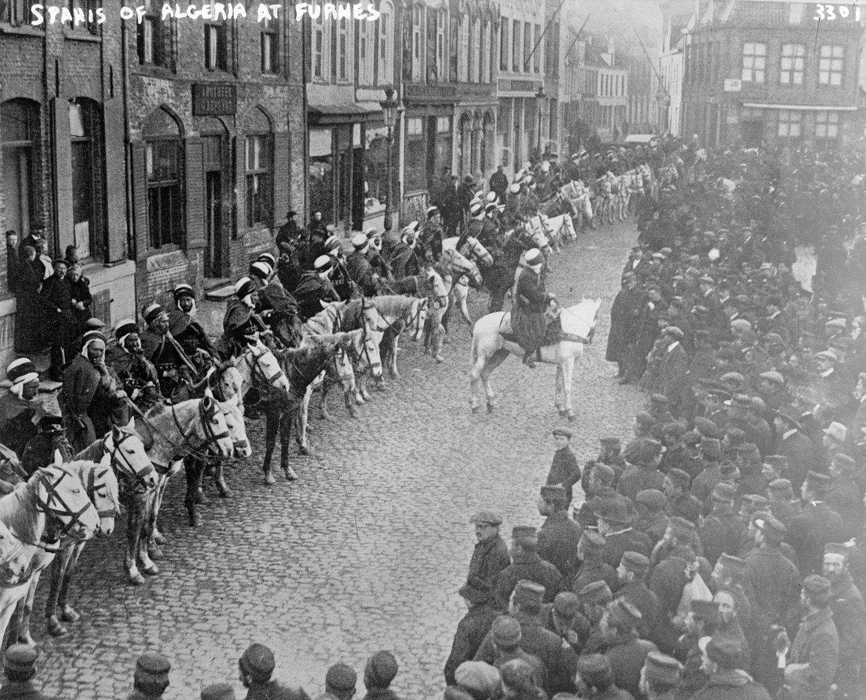 Spahis van Algerije in Furnes, 1914-15 door Belgian Photographer