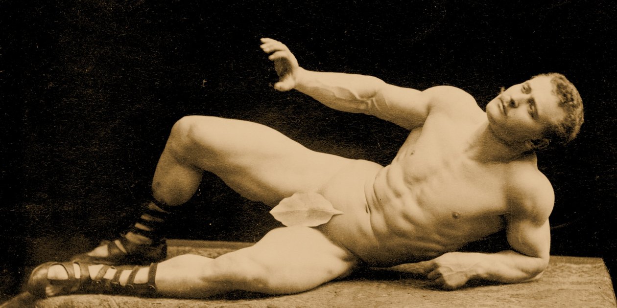 Eugen Sandow, in klassieke oude Grieks-Romeinse pose met een vijgenblad, c.1894 door Benjamin J. Falk