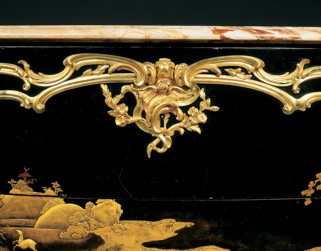 Commode (ormolu-gemonteerd Japans lakwerk) door Bernard van Risenburgh II