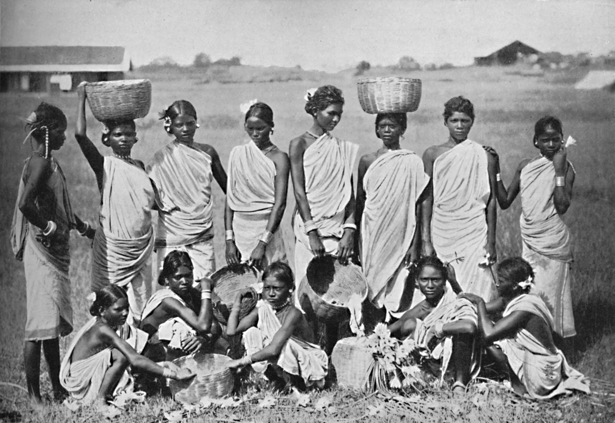 Een groep Kol meisjes, 1902 door Bourne and Shepherd